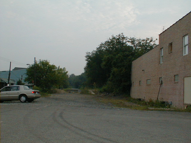 View west from crossing in Burgettstown (40.38670N 80.39079W)